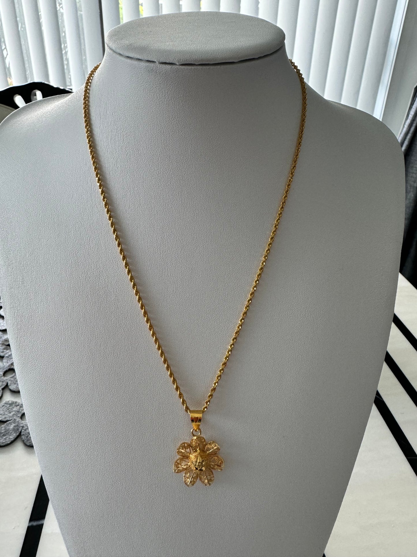 21karat rope chain w/ flower